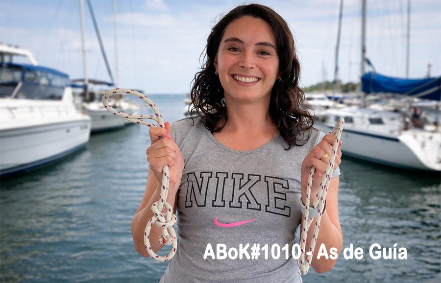 Alumna del curso PDB ejecutando el As de Guía, uno de los nudos básicos de la navegación.
