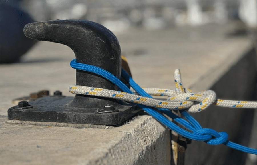 As de guía correctamente vestido y azocado.