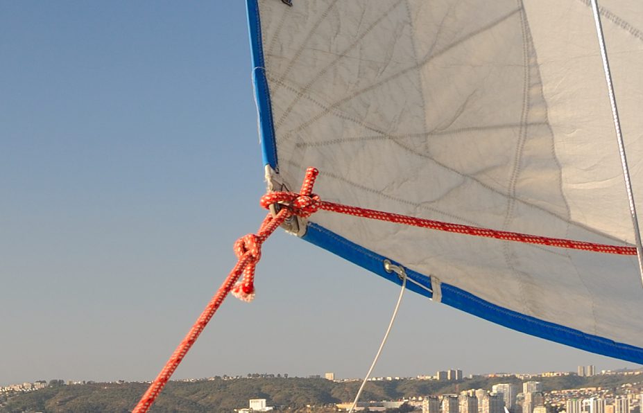  Escotas de la vela génova afirmadas al puño de escota con nudos as de guía.