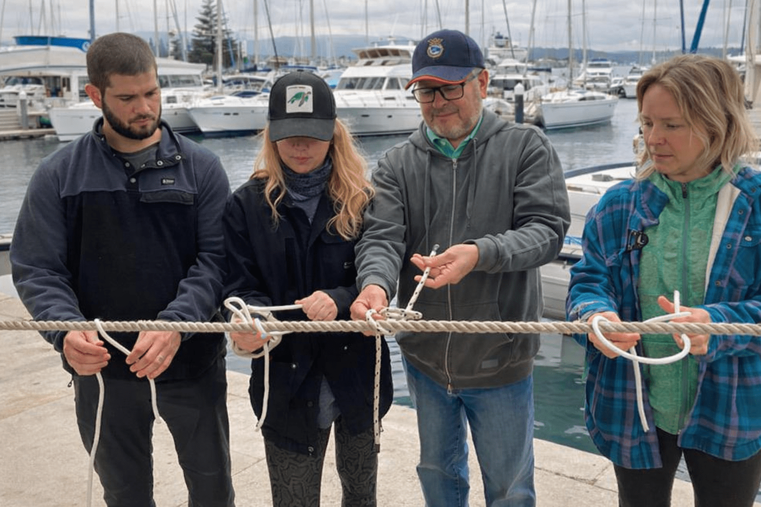 Alumnos del curso PDB del Club Naval de Deportes Náuticos en clases prácticas de nudos marineros.