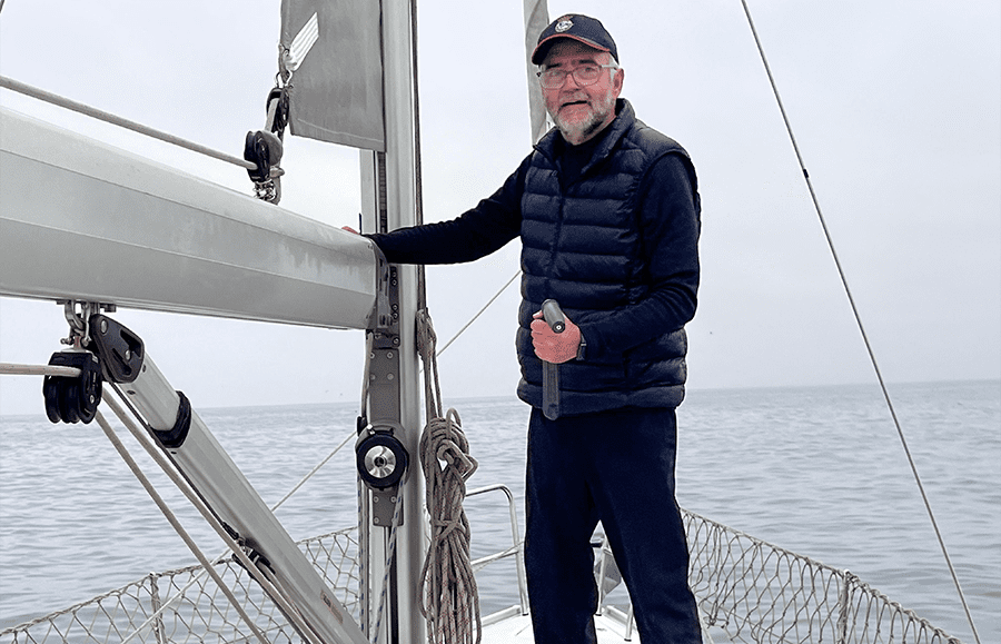 Operación del line driver con manivela en el pie de mástil del Mare Nostrum durante el enrollado de la mayor