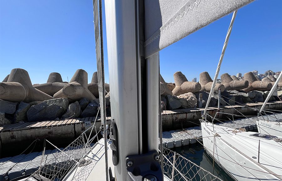 Detalle del mástil con la ranura de salida de la vela mayor