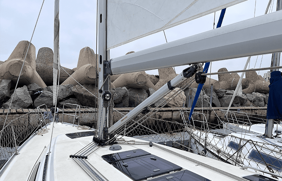 Contra rígida Seldén Rodkicker sosteniendo la botavara del Mare Nostrum