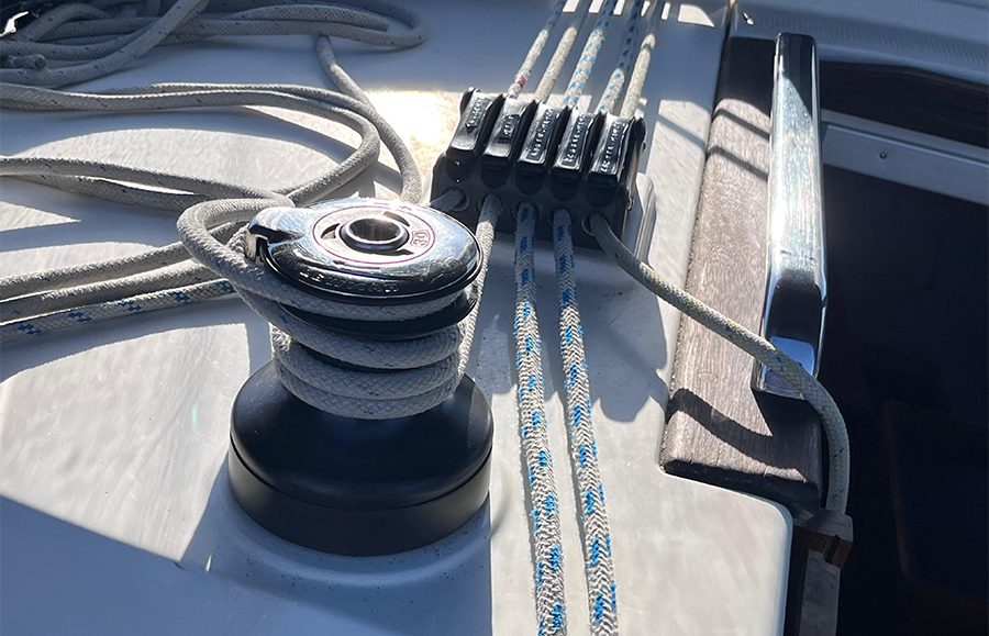 Detalle de bañera del Mare Nostrum con winche, outhaul y los dos ramales del sinfín en el banco de stoppers