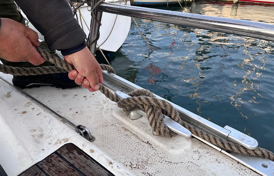 Tripulante del Mare Nostrum afirmando una codera sin dar
         la vuelta redonda inicial. El error más frecuente que
         produce azocamiento. CNDN, Concón.