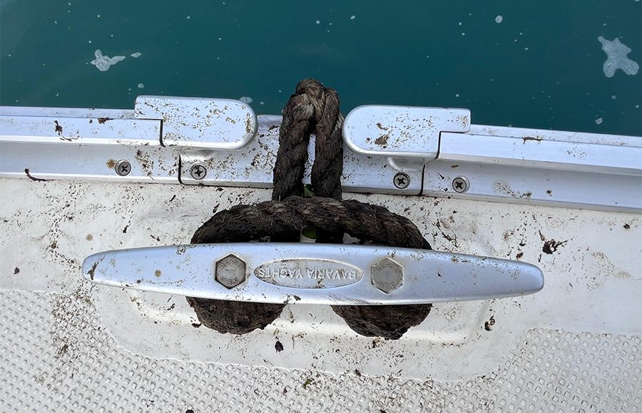 Gaza de la boya de amarre encapillada en la cornamusa de
           proa estribor del Mare Nostrum. La gaza pasó entre las patas
           de la cornamusa y quedó firme sobre los cuernos, método que
           impide el zafado accidental. CNDN, Concón.