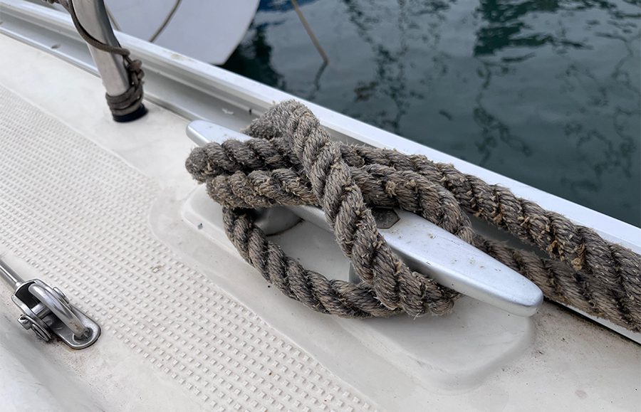 Vuelta de cornamusa O → X → llave correctamente ejecutada
           en la cornamusa de cubierta del Mare Nostrum. CNDN, Concón.