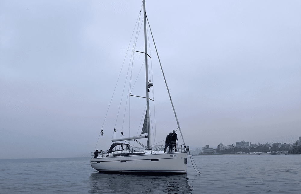 Bavaria Cruiser 37 Mare Nostrum del CNDN fondeado en bahía, vista lateral con boza visible