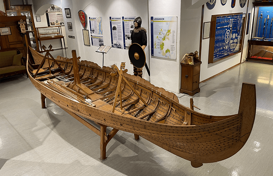 Modelo del barco vikingo Gokstad (ca. 890 d.C.) en el Marinemuseet de Horten, Noruega.