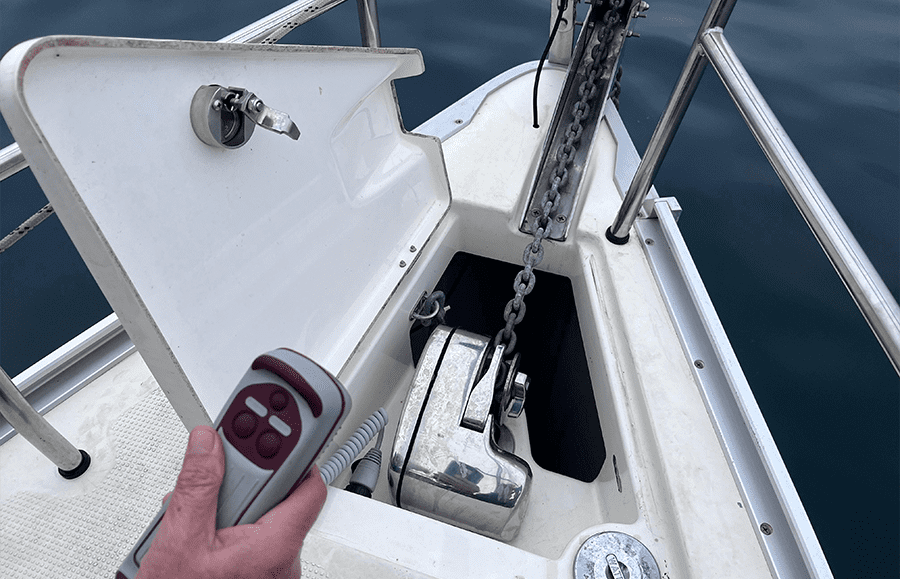 Tripulante operando el molinete eléctrico de proa con control remoto en el Mare Nostrum