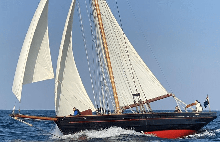 Cúter piloto Carlotta de 1899 navegando con aparejo clásico de mástil de madera