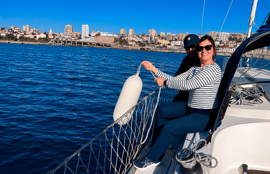 Tripulante a bordo del Mare Nostrum sosteniendo una defensa volante lista para colocarla, rumbo al amarre en la Marina del YCCH