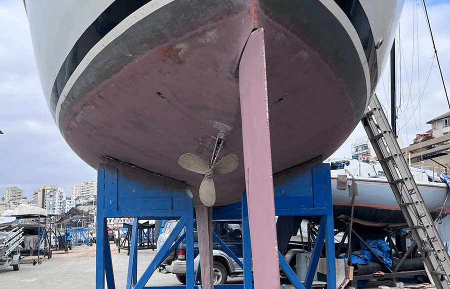 Hélice de tres palas y línea de eje de Lancet en seco, en el varadero de Recreo