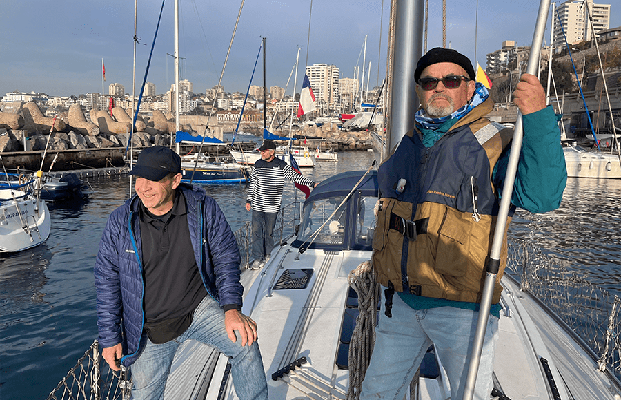 Tripulación del velero Mare Nostrum durante la aproximación al sitio de amarre en la Marina del YCCH, con el cabezo de Recreo al fondo