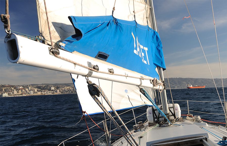 Velero Lancet navegando en ceñida frente a Valparaíso