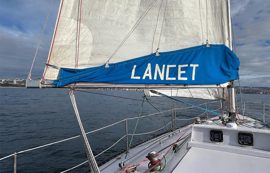 Velero Lancet navegando en rumbo abierto