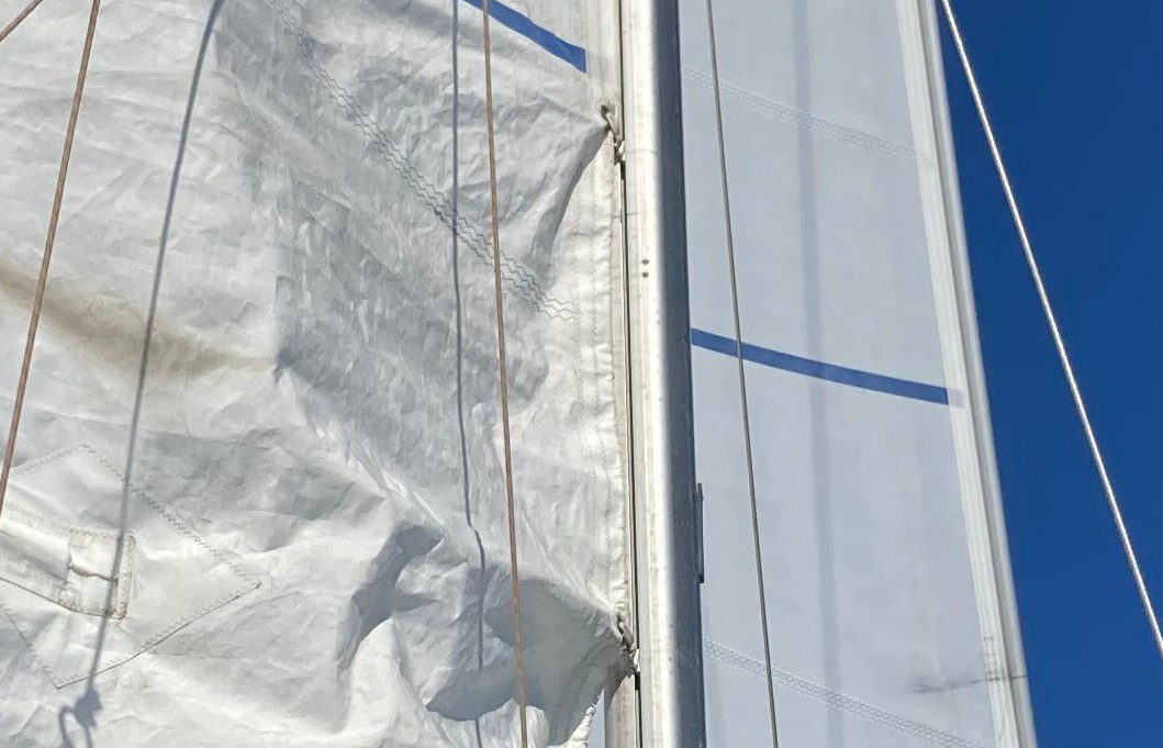 Gratil de la mayor acumulado y combado contra el mástil por patines cruzados con rozamiento
