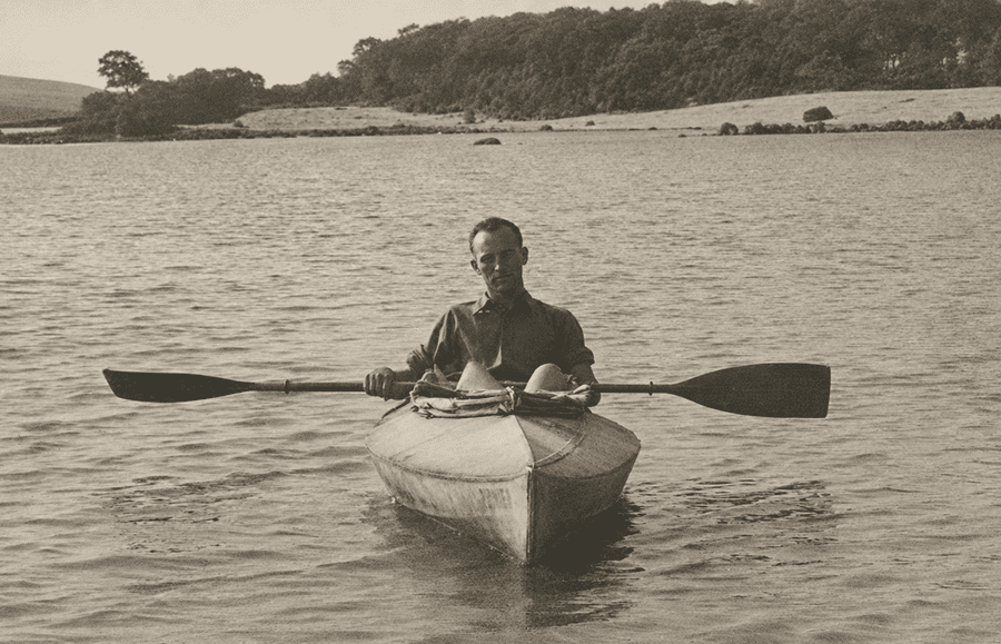 Oskar Speck remando solo en su kayak a su llegada a Thursday Island en 1939