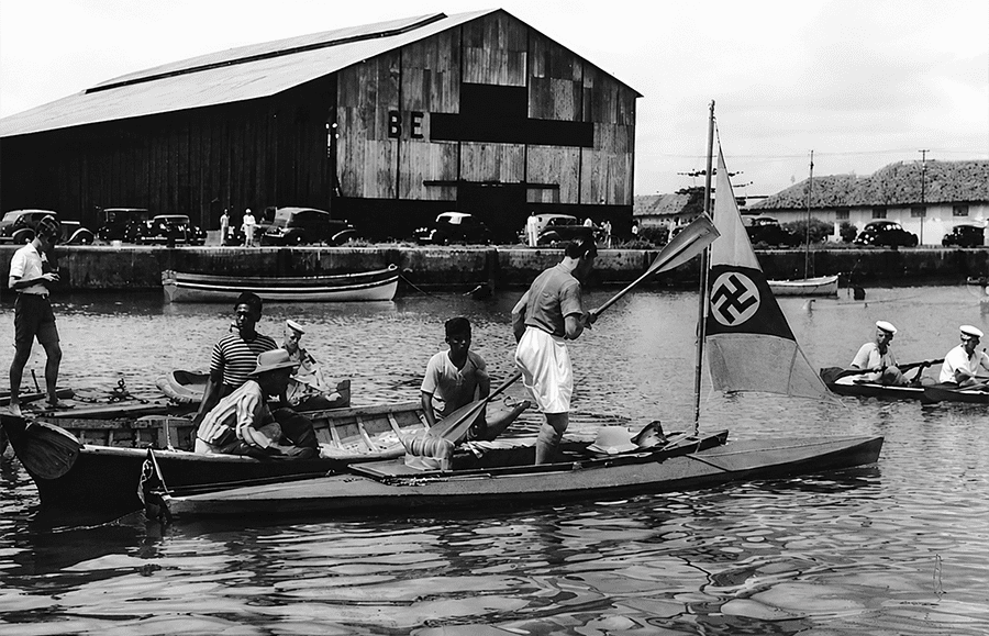 Kayak de Oskar Speck con la vela desplegada en Sumatra