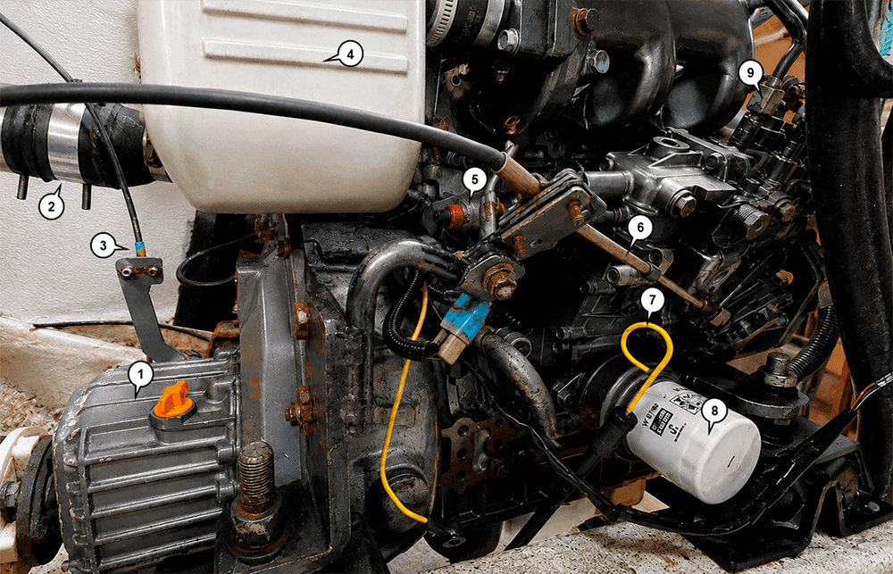 Vista lateral del motor Yanmar 3JH5E del Lancet con sus elementos de admisión, mando e inyección numerados