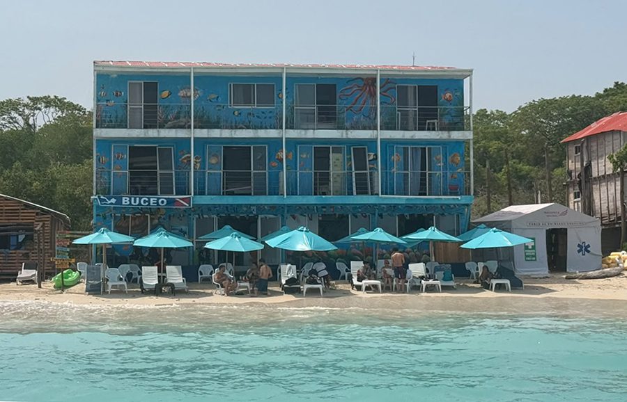 Navegación en lancha sobre aguas turquesas del Caribe rumbo a Isla Barú