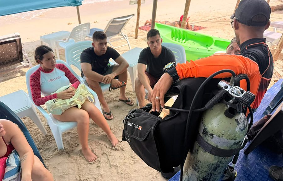 Briefing de seguridad previo a la inmersión en un centro de buceo de Playa Tranquila