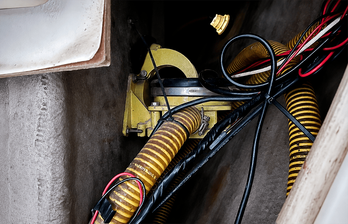 Bomba de achique manual fija Bosworth Guzzler 500 instalada bajo la bañera del Lancet.