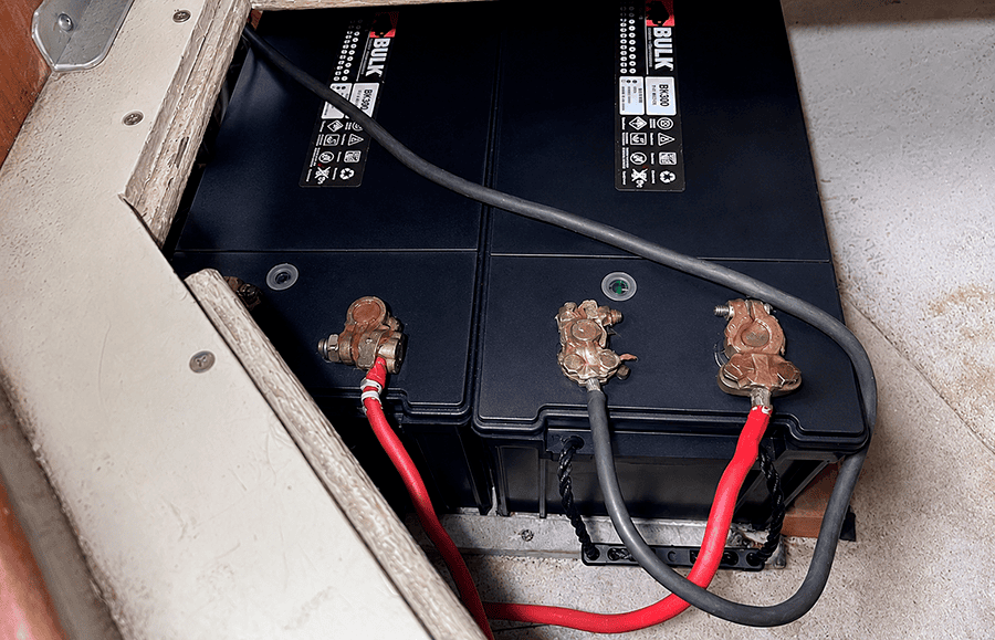 Baterías, bornes y cables eléctricos instalados a bordo del Lancet