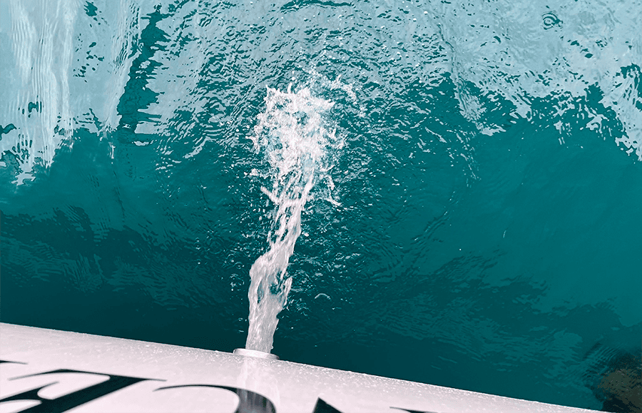 Chorro de agua saliendo por el escape del Lancet en el costado del casco