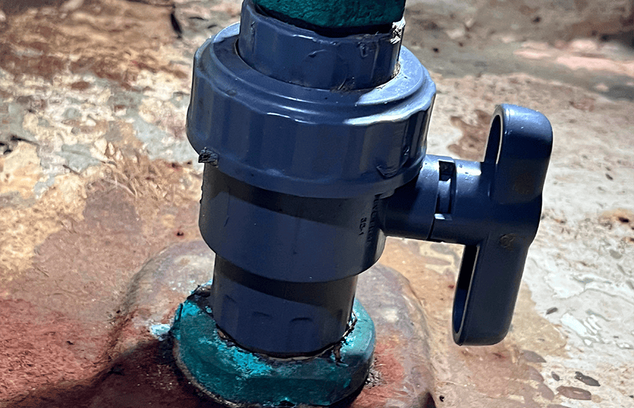 Válvula de fondo de la toma de agua de mar del velero Lancet con su palanca de accionamiento visible