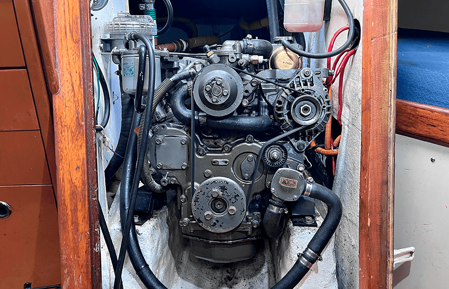 Motor Yanmar 3JH5E instalado en el compartimiento del motor del velero Lancet
