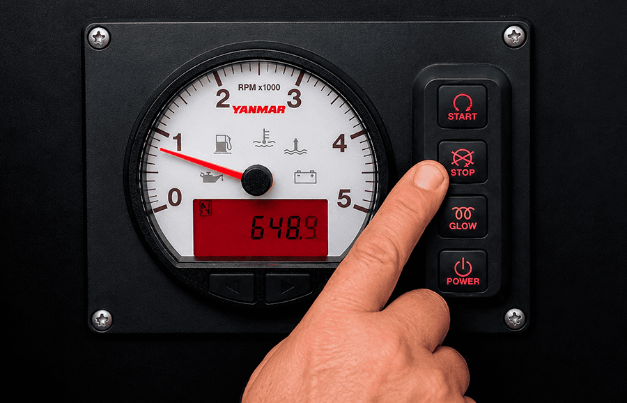 Panel de control del motor Yanmar 3JH5E del Lancet con los botones STOP y POWER identificados