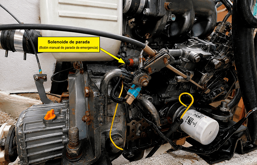 Ubicación del solenoide de parada y de su botón manual de parada de emergencia del motor Yanmar 3JH5E del Lancet