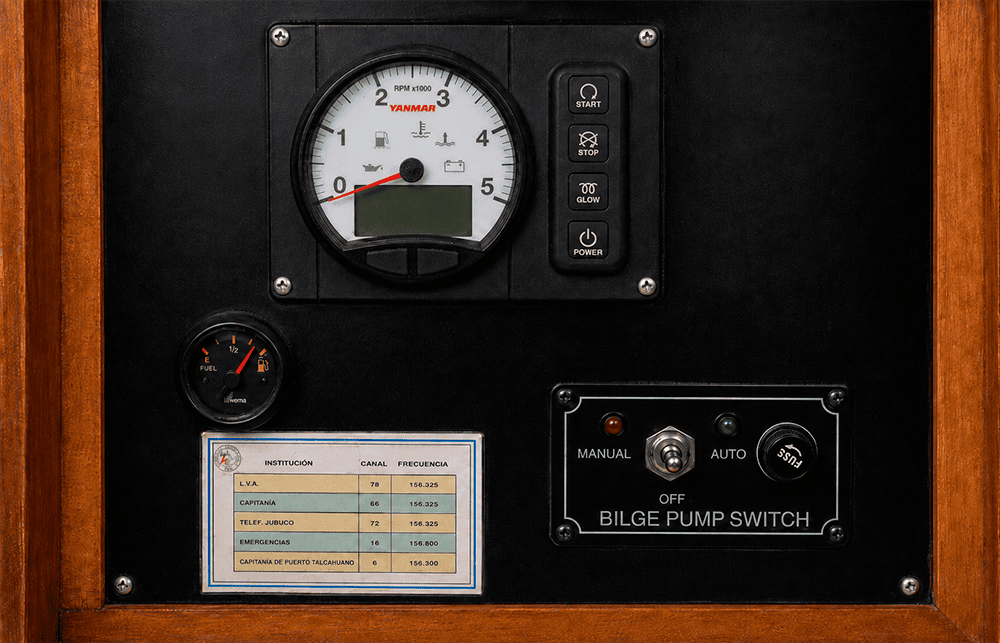 Panel de control del Lancet con el selector de la bomba de achique en posiciones MANUAL, OFF y AUTO.