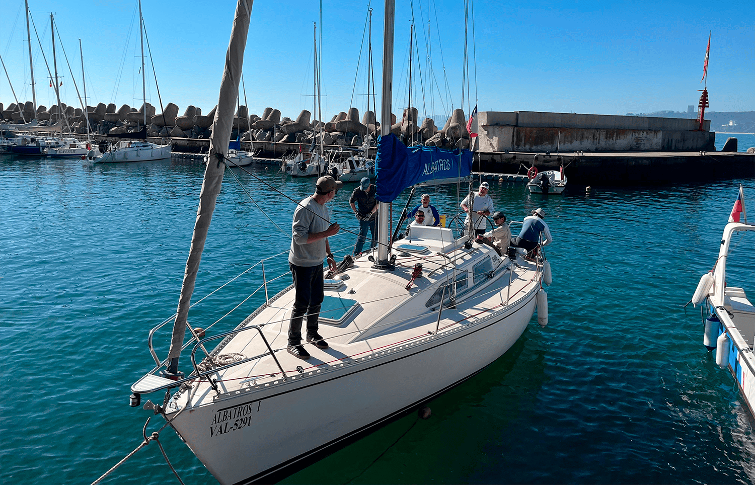 El velero Albatros I, matrícula VAL-5291, en la marina del Club Naval de Deportes Náuticos, con su púlpito de proa, candeleros y nervios a la vista