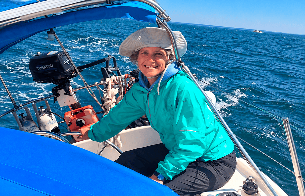 Tania Aebi a bordo de su velero Varuna