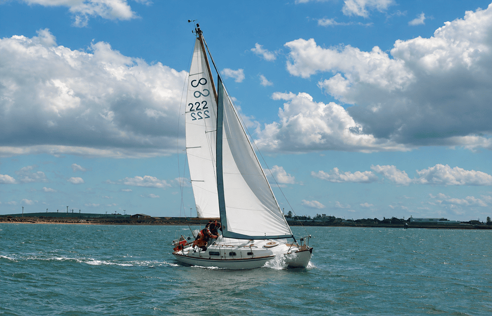 Velero Contessa 26 navegando